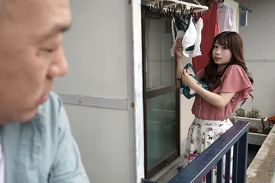 Gã hàng xóm chuyên soi mói và cặp vợ ông chồng thường xuyên rên la quá to