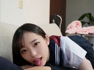 Nữ học sinh ngây thơ bị tên ba cóc chọc cậu bé giả vào lồn