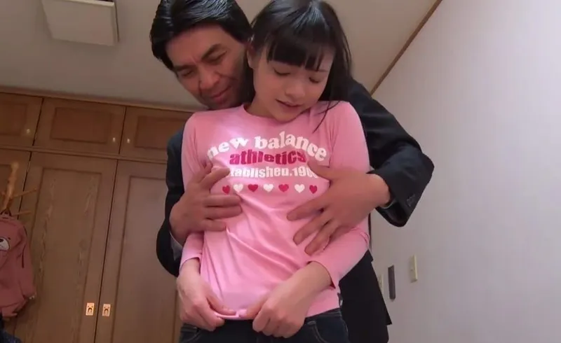 Bố dượng dụ dỗ đứa hạt giống nhỏ riêng ngây thơ của vợ