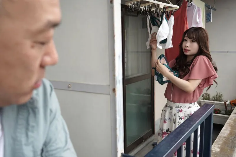 Gã hàng xóm chuyên soi mói và cặp vợ ông chồng thường xuyên rên la quá to