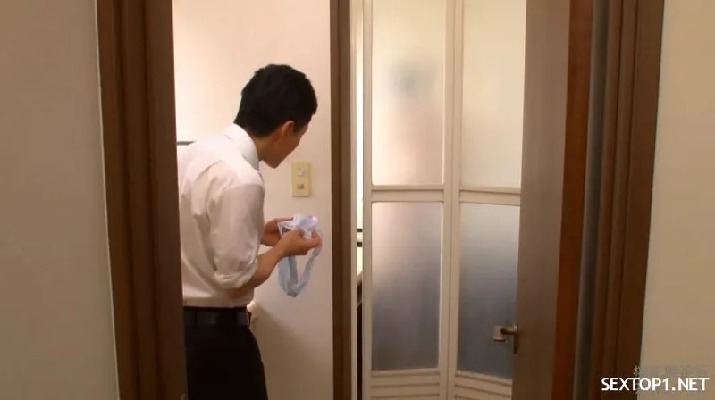 đến nhà chơi, thanh niên nhìn trộm mẹ người tình tắm