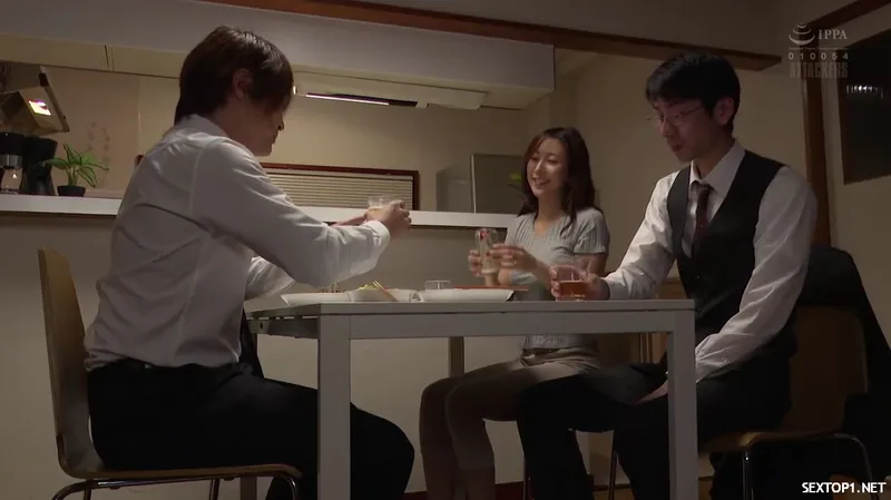 đến nhà tiền bối ở nhờ, cưỡng hiếp luôn bà xã sếp